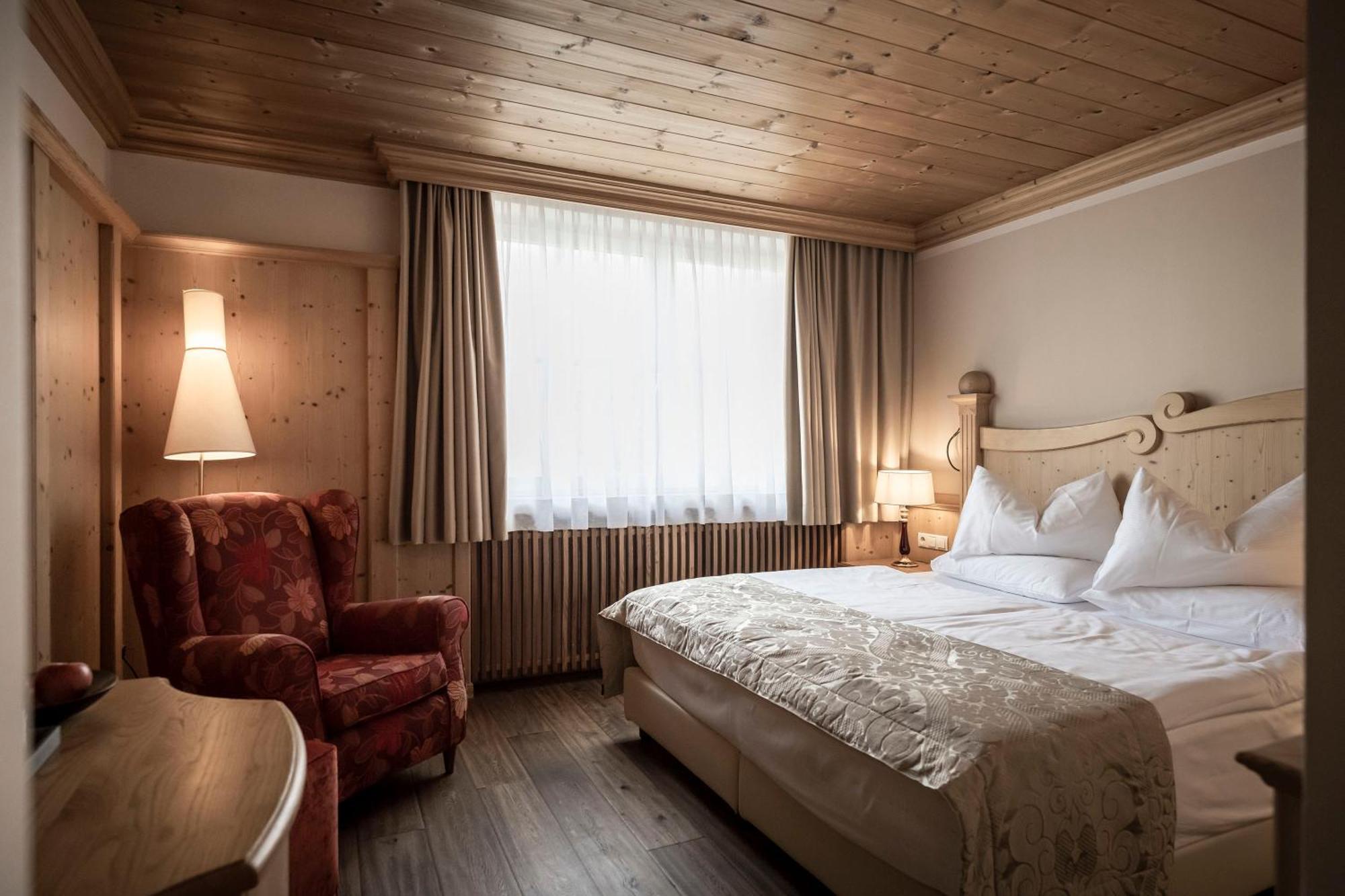 อัดเลอร์ สปา รีสอร์ต โดโลมิติ Hotel โอติเซ ภายนอก รูปภาพ