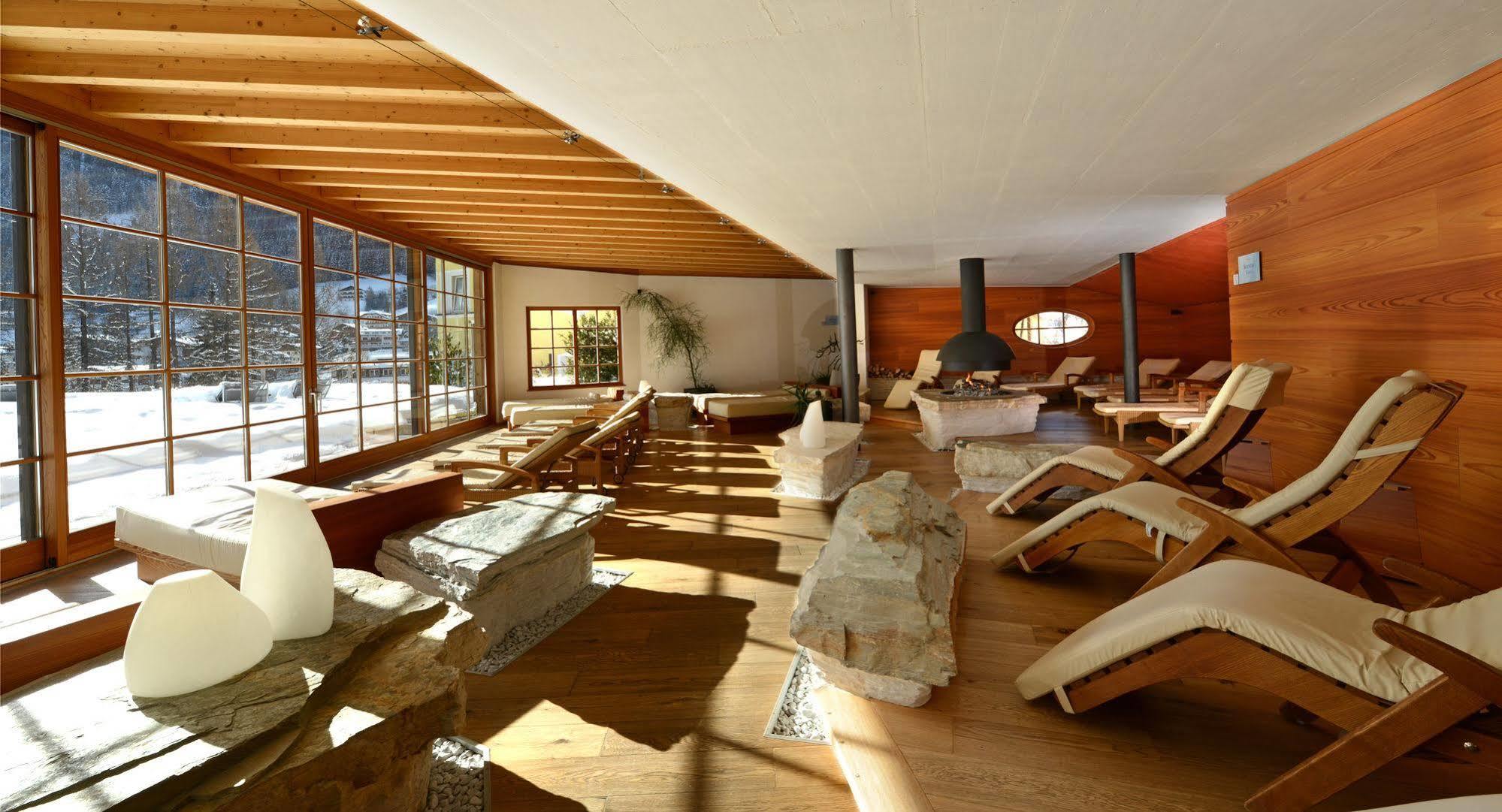 อัดเลอร์ สปา รีสอร์ต โดโลมิติ Hotel โอติเซ ภายนอก รูปภาพ